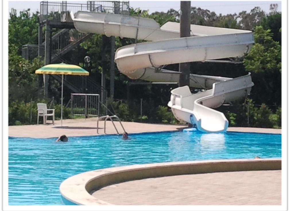 una persona en una piscina con tobogán de agua en Pizzo Beach Club by Maralp, en Pizzo