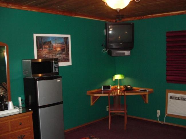 En tv och/eller ett underhållningssystem på Comfort Zone Inn