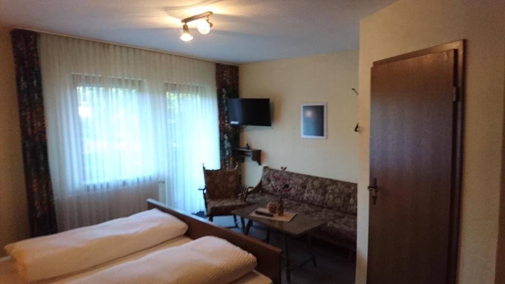 Postel nebo postele na pokoji v ubytování Gasthof zur Post