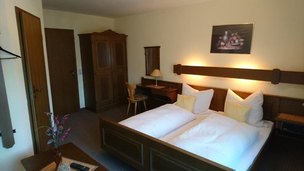 Postel nebo postele na pokoji v ubytování Gasthof zur Post