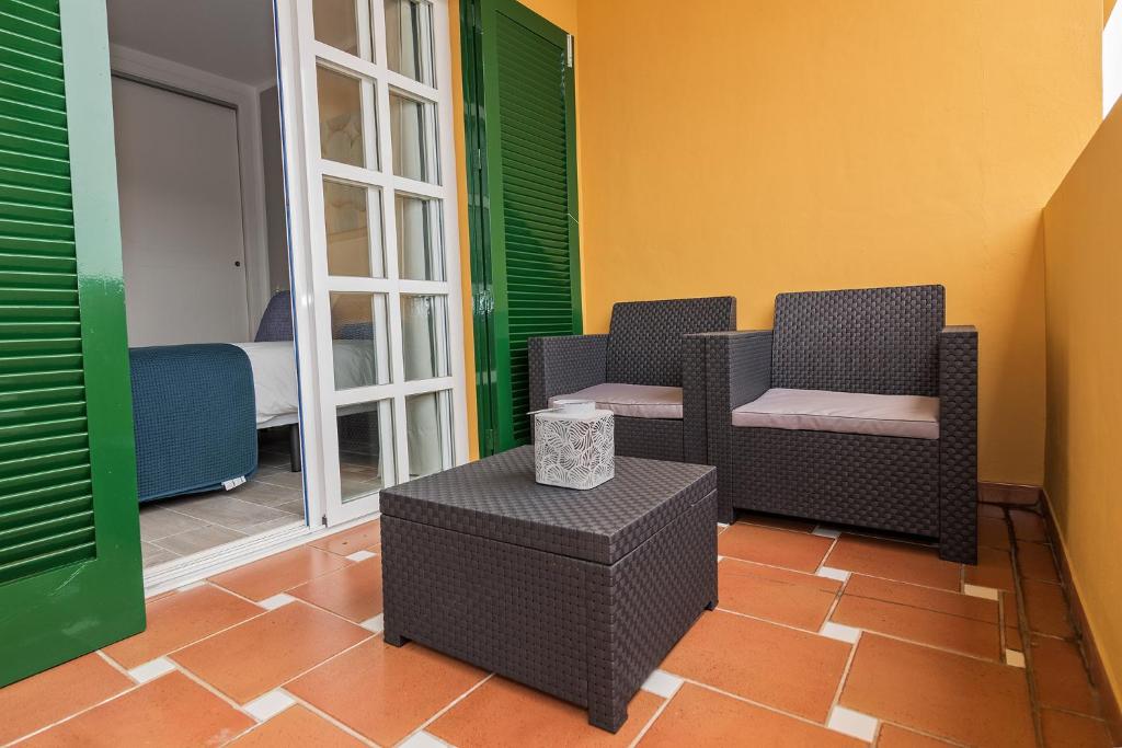 A seating area at Terraza vista océano La Quinta