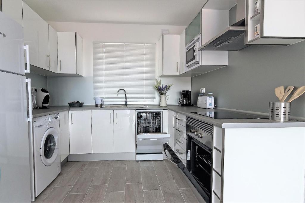 A kitchen or kitchenette at Terraza vista océano La Quinta