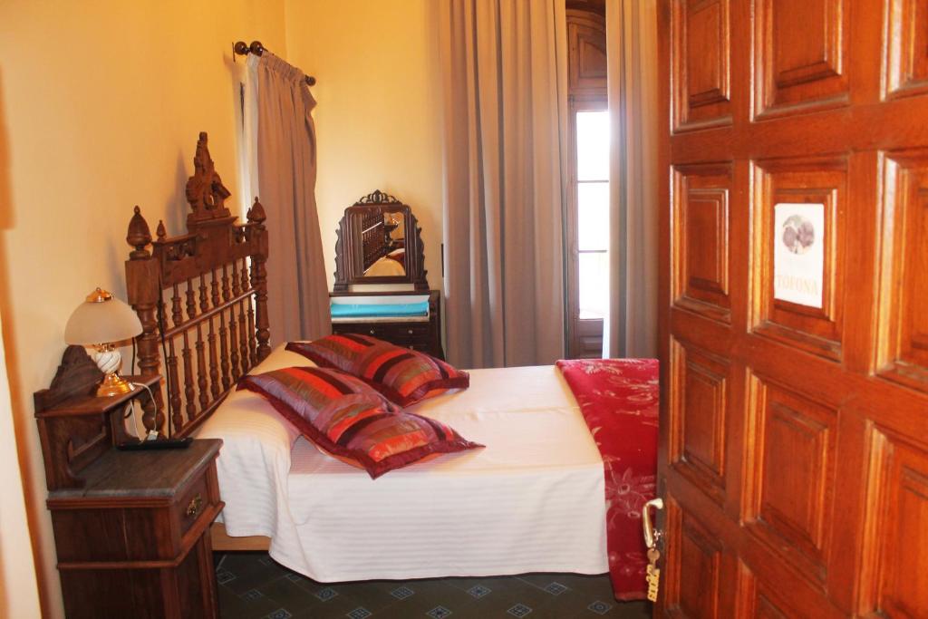 A bed or beds in a room at Hostal Rural Mas Blanc