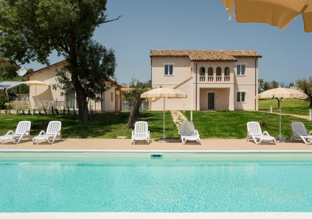 Villa con piscina frente a una casa en Villa Milli, en Notaresco