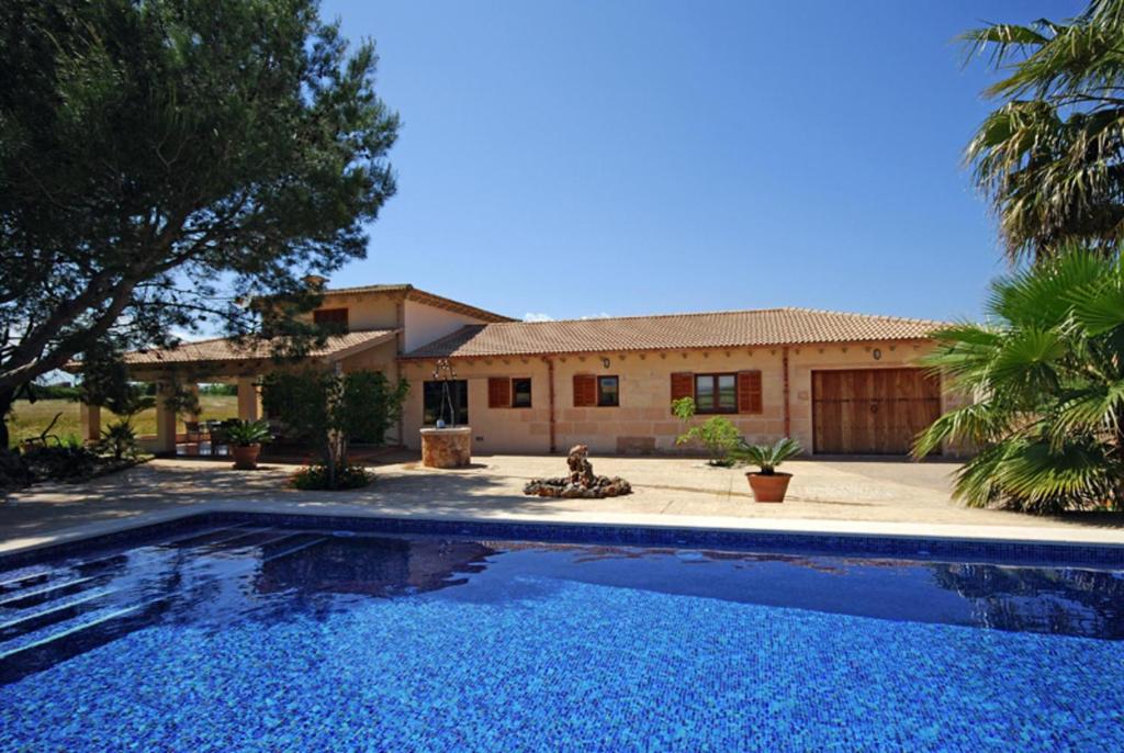 uma piscina em frente a uma casa em Ribes em Santa Margalida