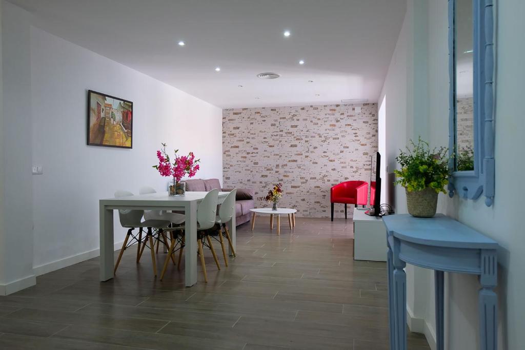 uma sala de estar com mesa e cadeiras e uma sala de jantar em El Ventanal de Almagro em Almagro