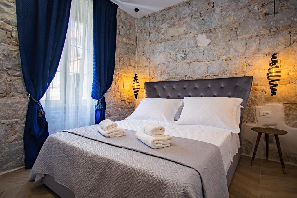ein Schlafzimmer mit einem Bett mit Handtüchern darauf in der Unterkunft Best4Stay Luxury Rooms in Split