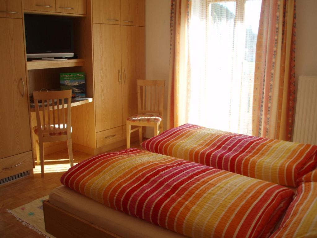 Postel nebo postele na pokoji v ubytování Gästehaus Lanzinger