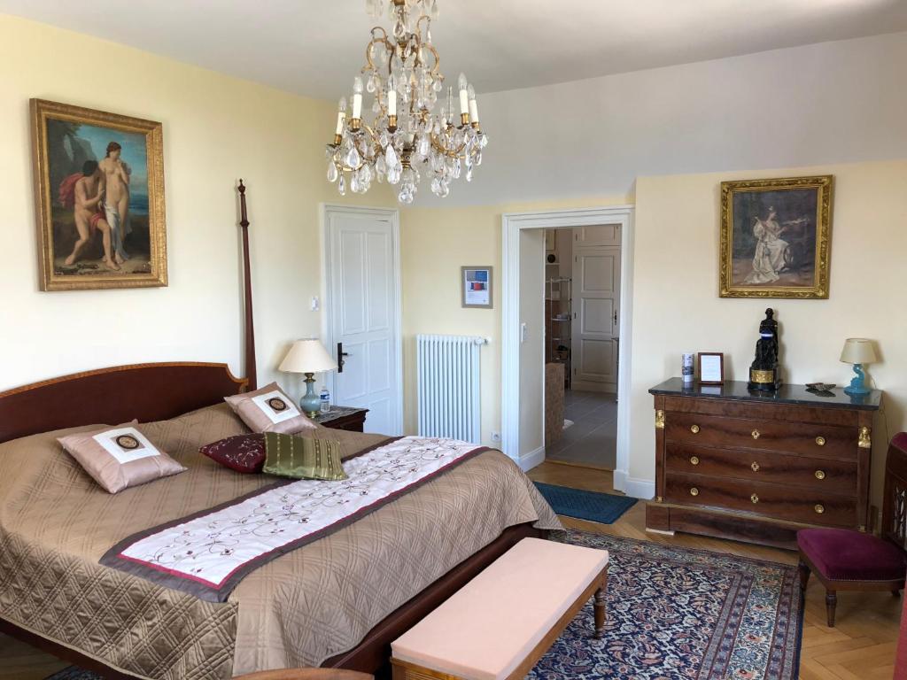 Postel nebo postele na pokoji v ubytování Le Prieure d'Orchaise