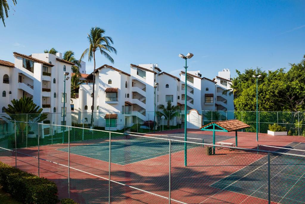 Tenis a/nebo squash v ubytování Vamar Vallarta All Inclusive Marina & Beach Resort nebo okolí