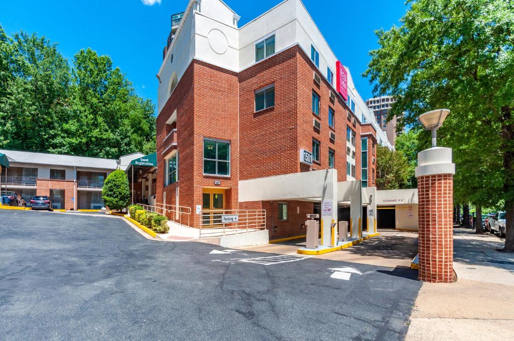 eine leere Straße vor einem Backsteingebäude in der Unterkunft Red Lion Hotel Rosslyn Iwo Jima in Arlington