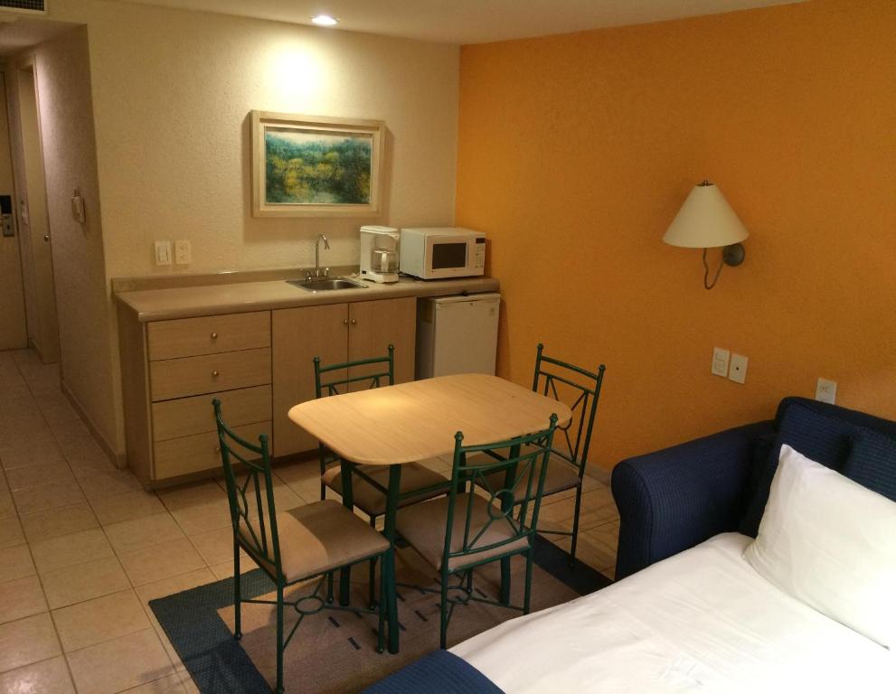 Kuchyň nebo kuchyňský kout v ubytování Plaza Inn Express