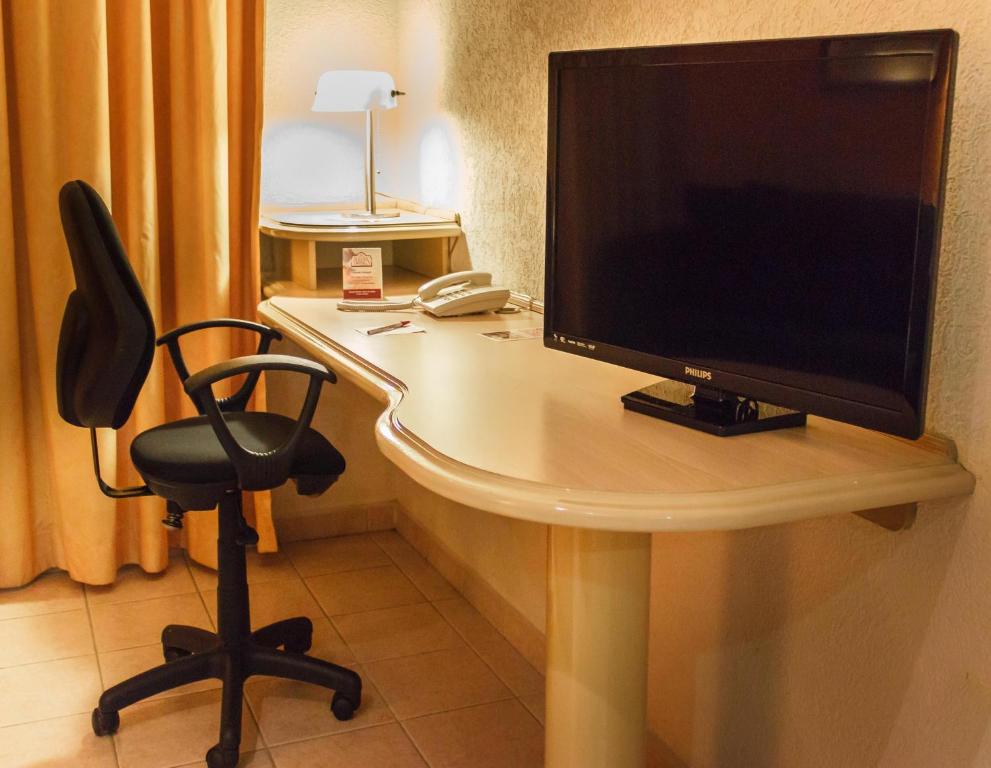TV a/nebo společenská místnost v ubytování Plaza Inn Express
