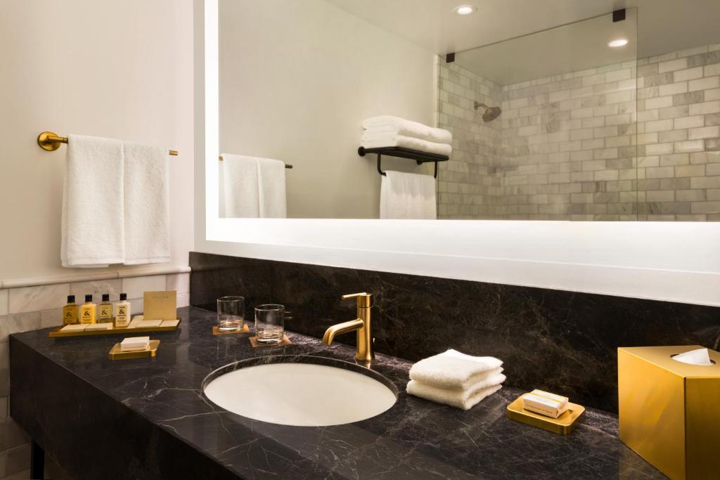 EXchange Hotel Vancouver - Resim 37