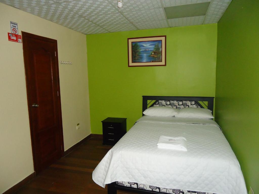 Postel nebo postele na pokoji v ubytování Hostal Bolívar Inn