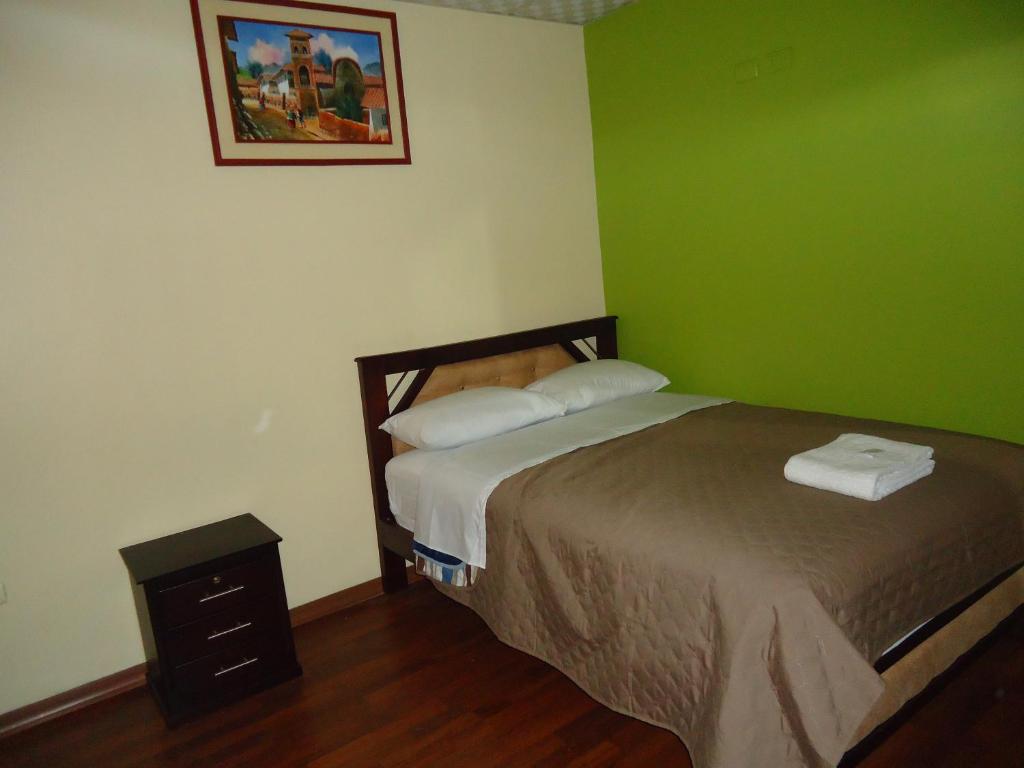 Postel nebo postele na pokoji v ubytování Hostal Bolívar Inn