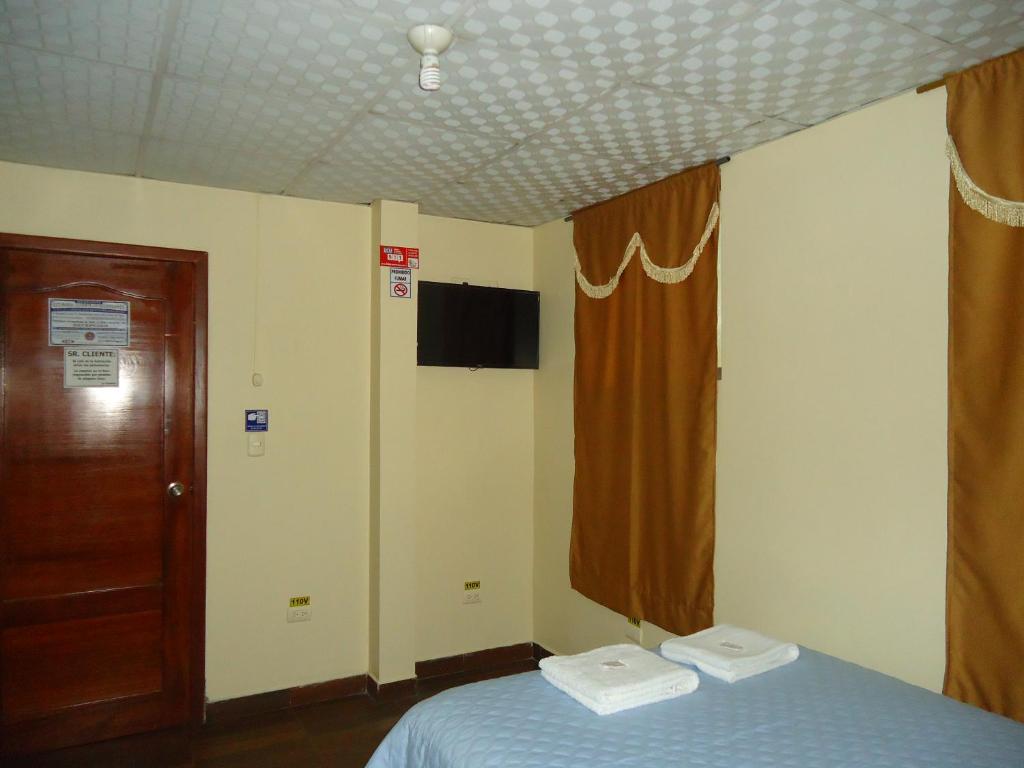 Postel nebo postele na pokoji v ubytování Hostal Bolívar Inn
