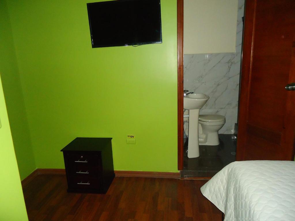 Postel nebo postele na pokoji v ubytování Hostal Bolívar Inn