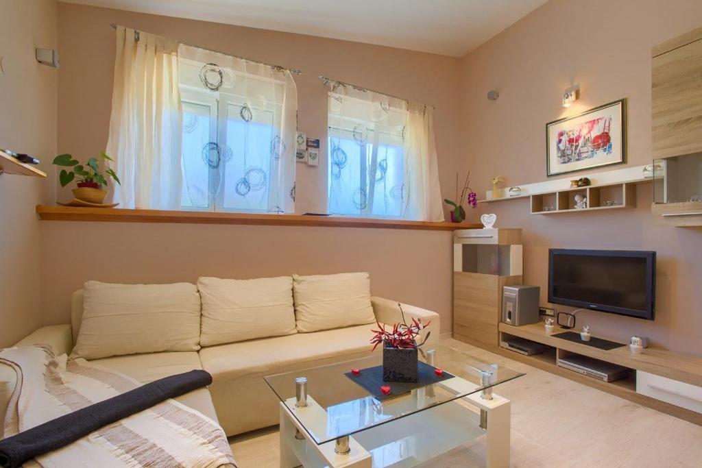 TV a/nebo společenská místnost v ubytování Holiday Home Michelle