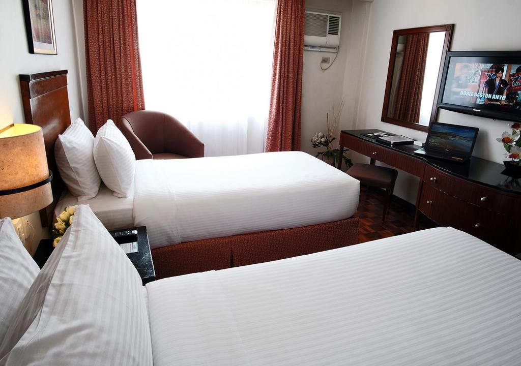 TV a/nebo společenská místnost v ubytování Fersal Hotel Neptune Makati