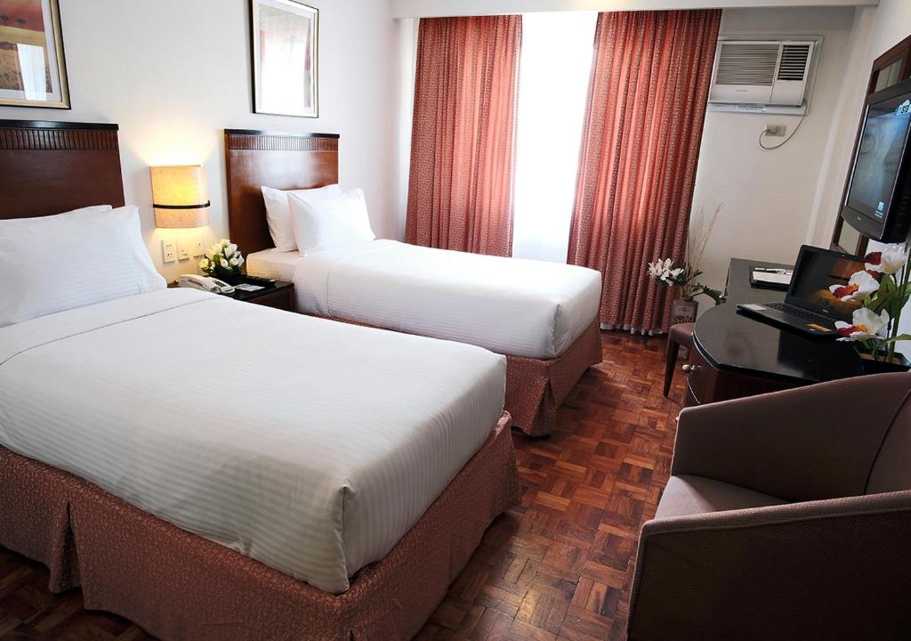 Postel nebo postele na pokoji v ubytování Fersal Hotel Neptune Makati