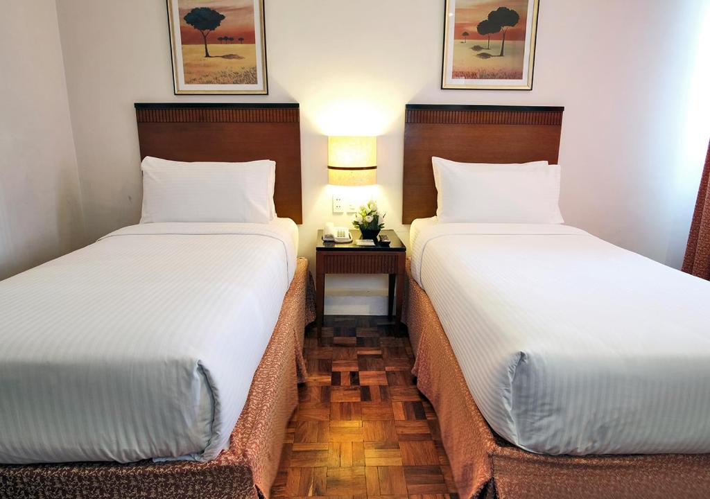 Postel nebo postele na pokoji v ubytování Fersal Hotel Neptune Makati