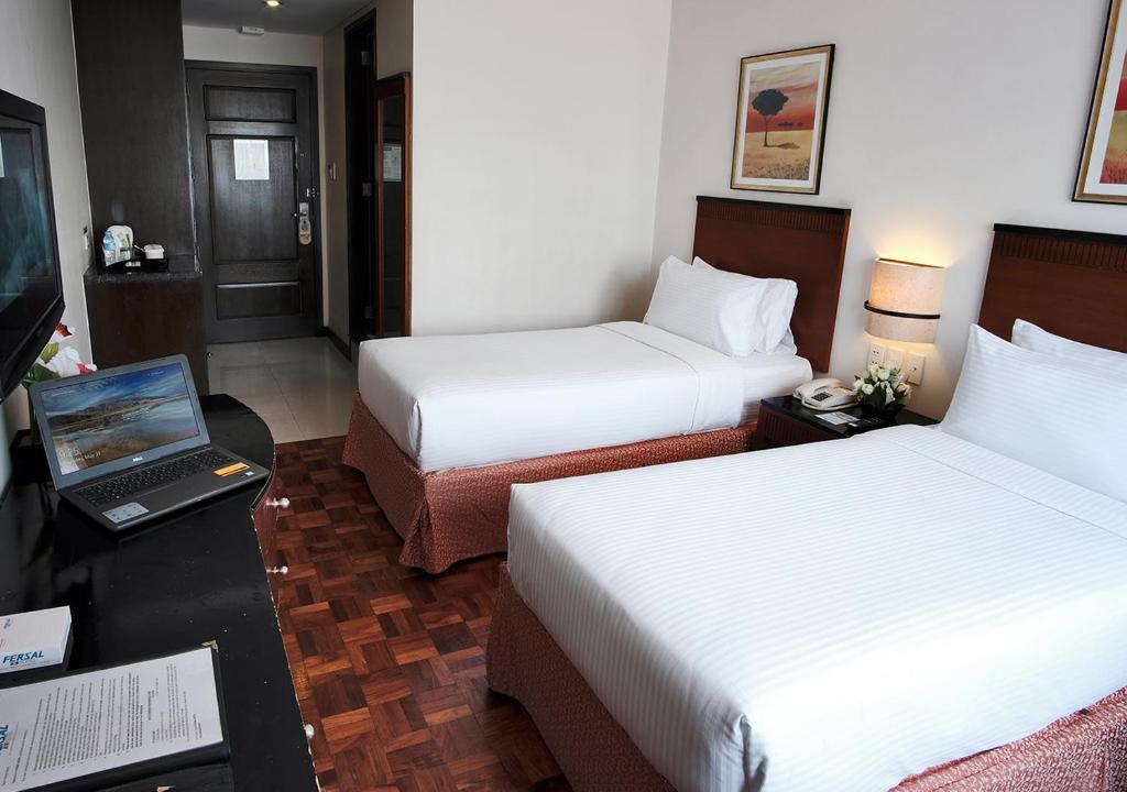 Postel nebo postele na pokoji v ubytování Fersal Hotel Neptune Makati