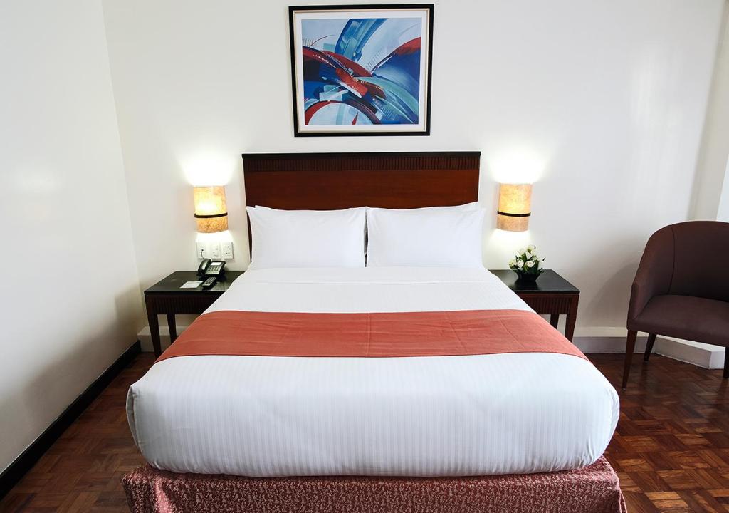 Postel nebo postele na pokoji v ubytování Fersal Hotel Neptune Makati