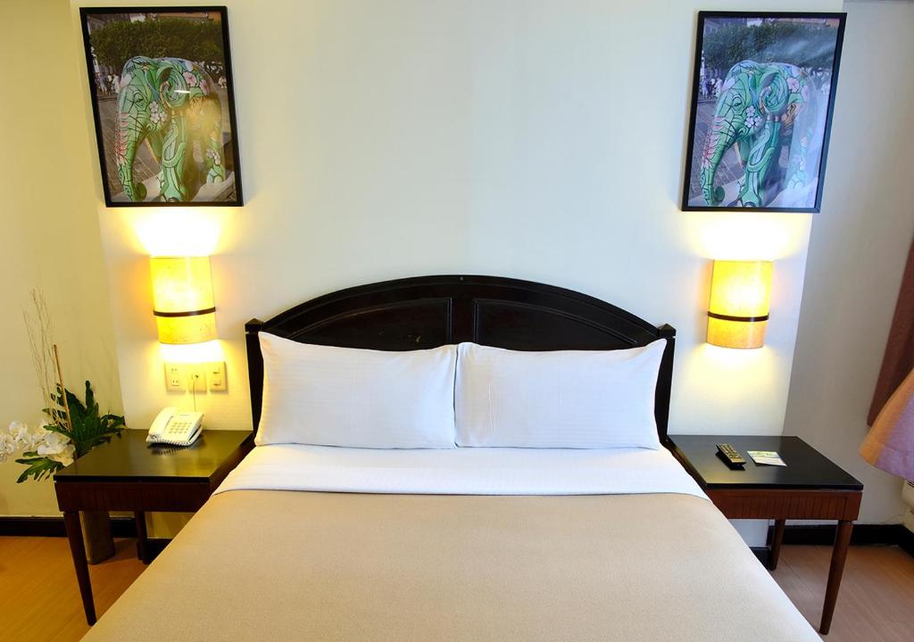 Postel nebo postele na pokoji v ubytování Fersal Hotel Neptune Makati