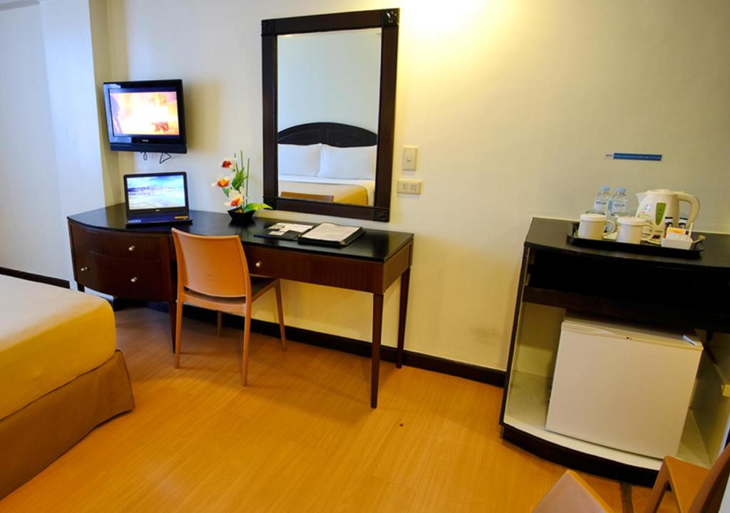 TV a/nebo společenská místnost v ubytování Fersal Hotel Neptune Makati