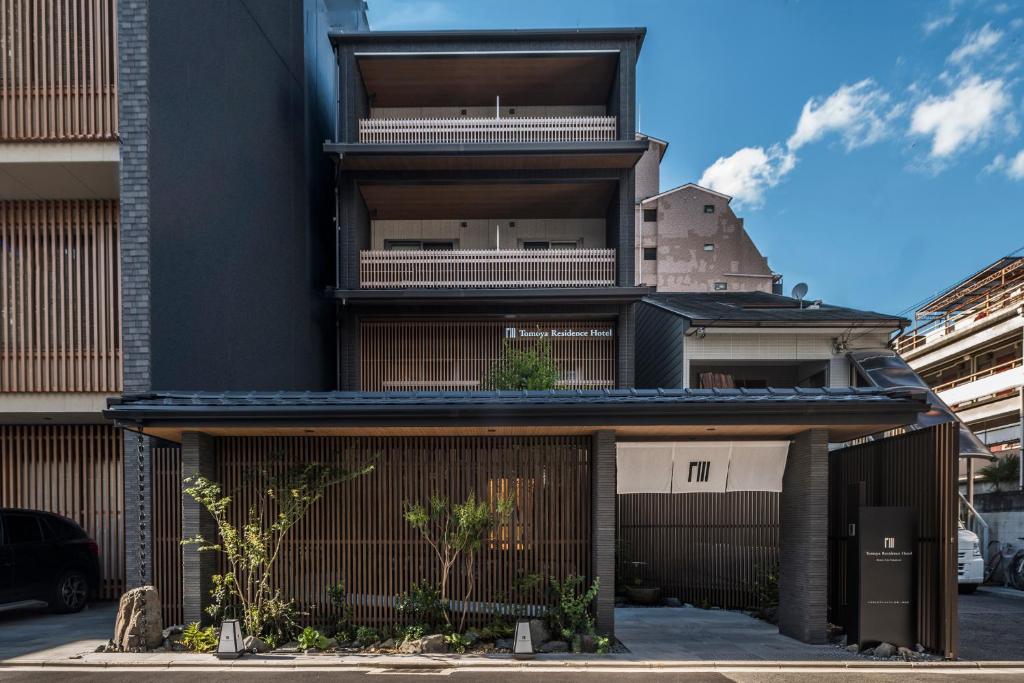 ein Apartmenthaus mit Balkon darüber in der Unterkunft Tomoya Residence Hotel Kyoto in Kyoto