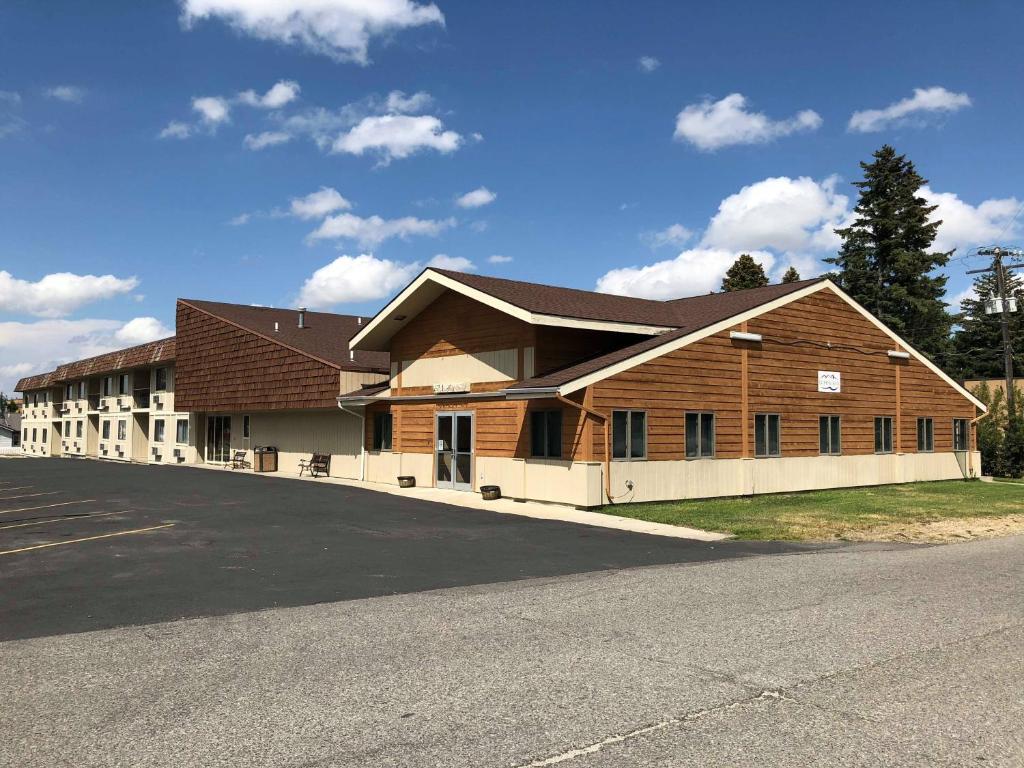 un grande edificio in legno con una strada davanti di Lupine Inn a Red Lodge