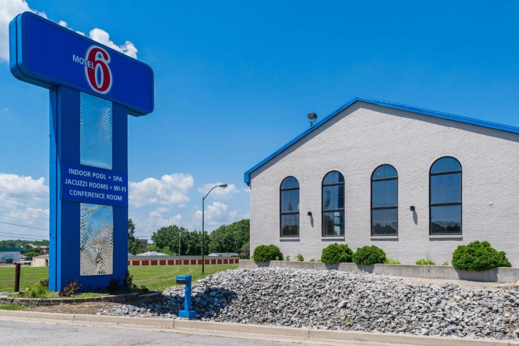 a building with a sign in front of it at Motel 6-Richmond, IN in Richmond