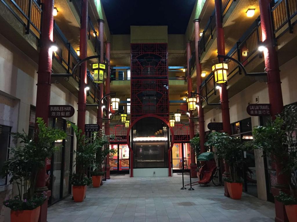 ein Gebäude mit einem Flur mit Pflanzen und Lichtern in der Unterkunft Best Western Plus Dragon Gate Inn in Los Angeles