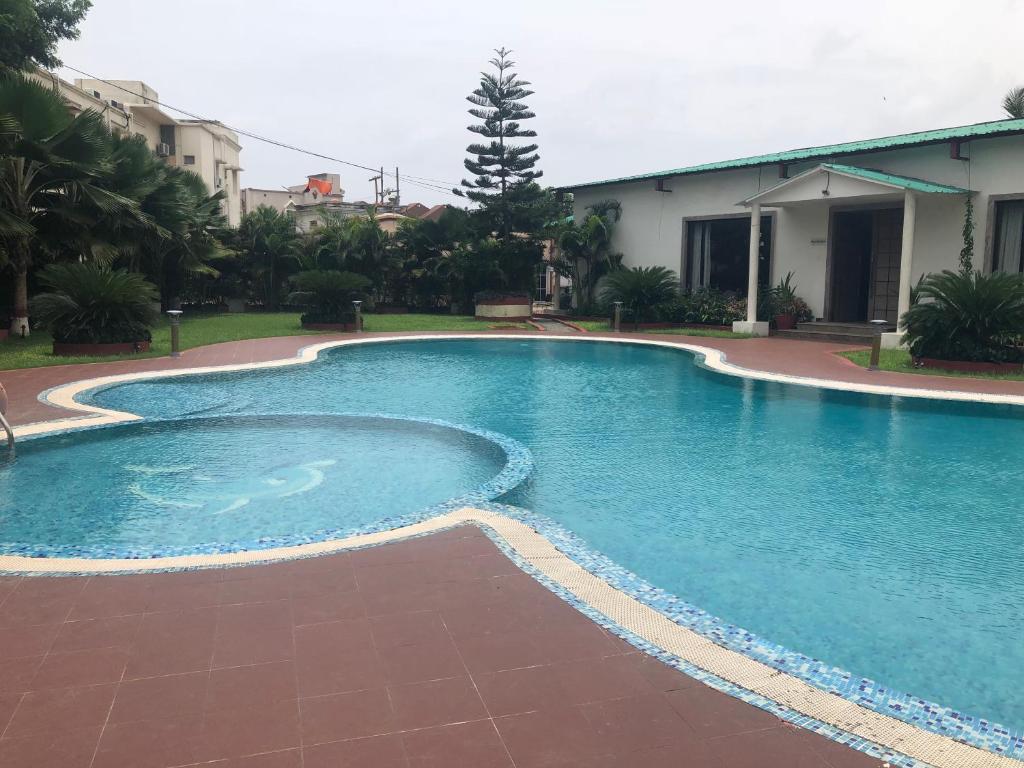 Bazén v ubytování Chanakya BNR Hotel nebo v jeho okolí