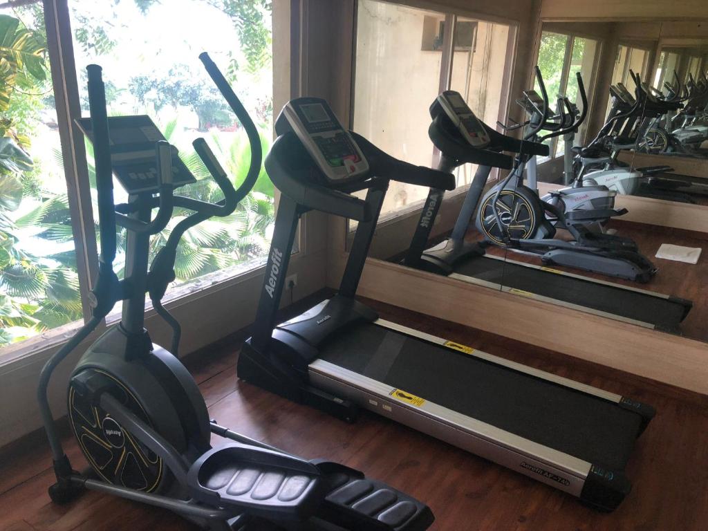 Fitness centrum a/nebo fitness zařízení v ubytování Chanakya BNR Hotel