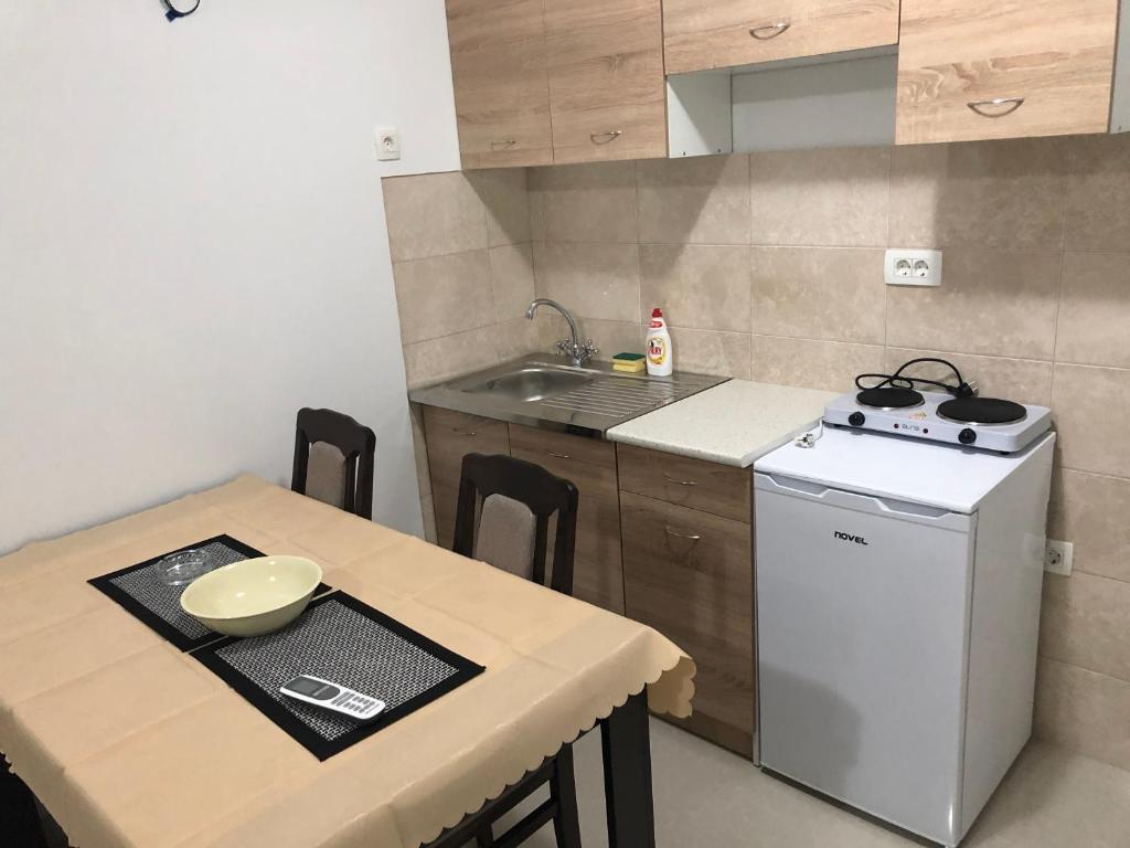 Kuchyň nebo kuchyňský kout v ubytování Apartmani Maja