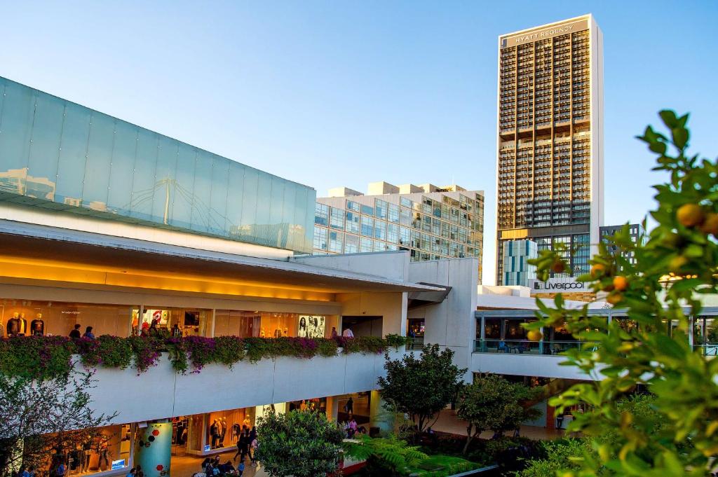 - une vue sur un bâtiment avec deux grands bâtiments dans l'établissement Hyatt Regency Andares Guadalajara, à Guadalajara