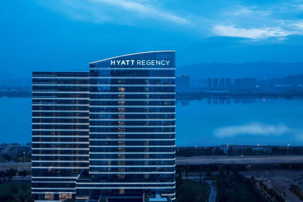 Un edificio alto con un'insegna di frequenza hmt di Hyatt Regency Fuzhou Cangshan a Fuzhou