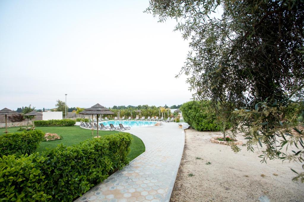 Bazén v ubytování Addauro Resort nebo v jeho okolí