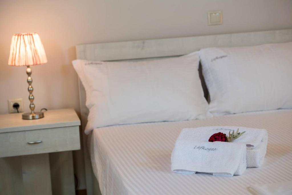 Postel nebo postele na pokoji v ubytování Lefkogea Villas & Apartments
