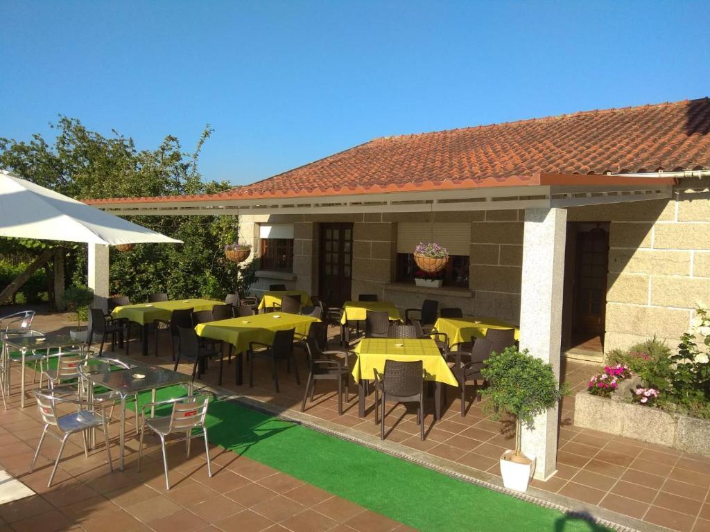 A restaurant or other place to eat at Casa Rodiño