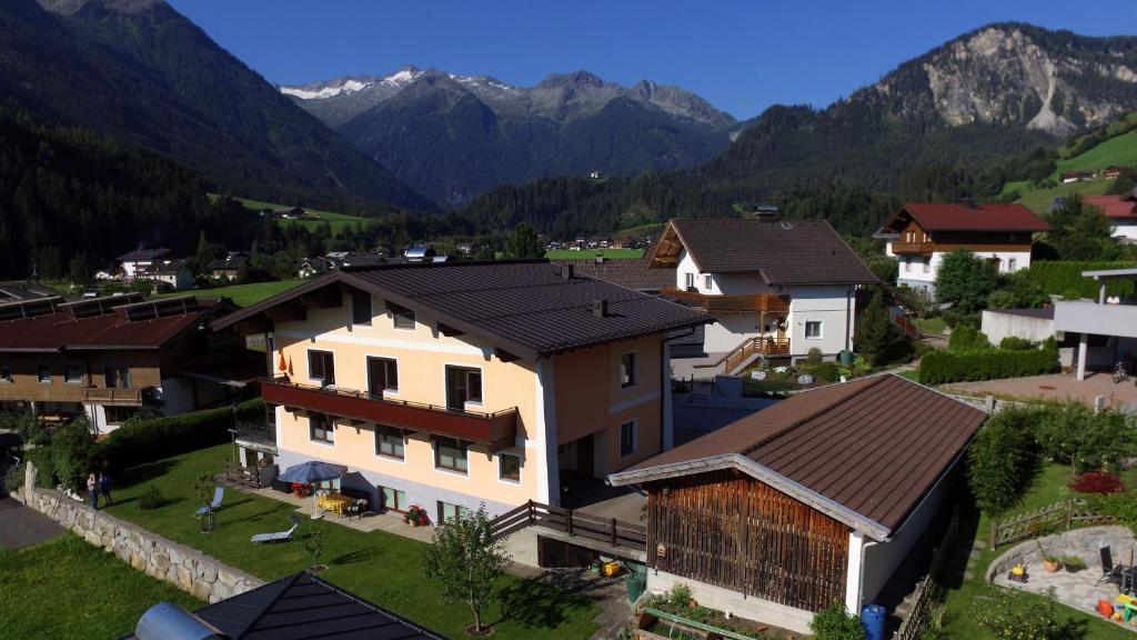 una vista aérea de un pueblo con montañas en el fondo en Appartement Knapp, en Wald im Pinzgau