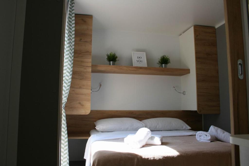 Postel nebo postele na pokoji v ubytování Mobile Homes Katinka, Starigrad Paklenica, Croatia