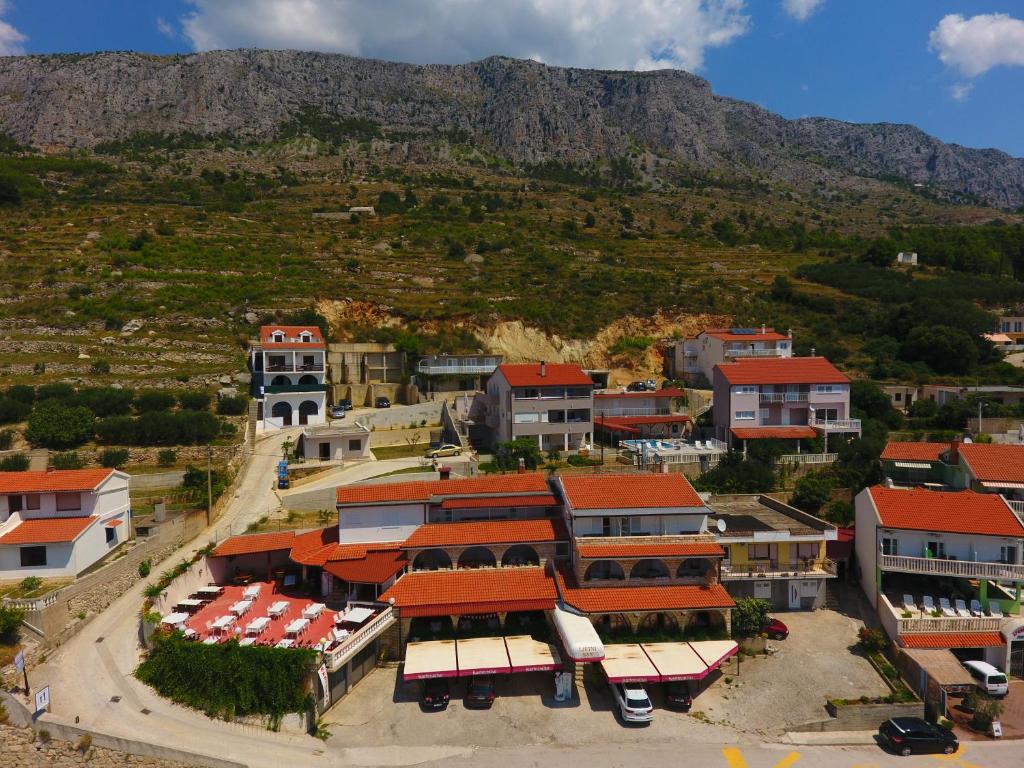 eine Luftansicht einer Stadt mit einem Berg im Hintergrund in der Unterkunft Villa Ljetni San in Omiš