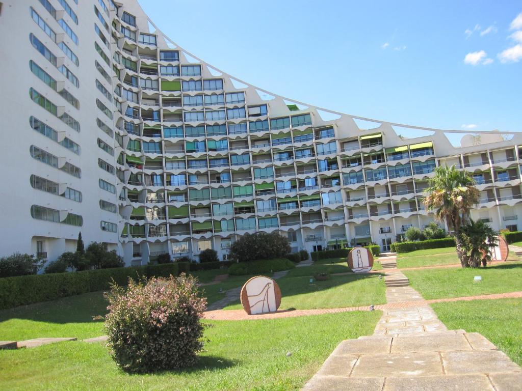 duży budynek apartamentowy z kopułami przed nim w obiekcie APPARTEMENT DUPLEX 71 m2 - 4 personnes w mieście La Grande-Motte