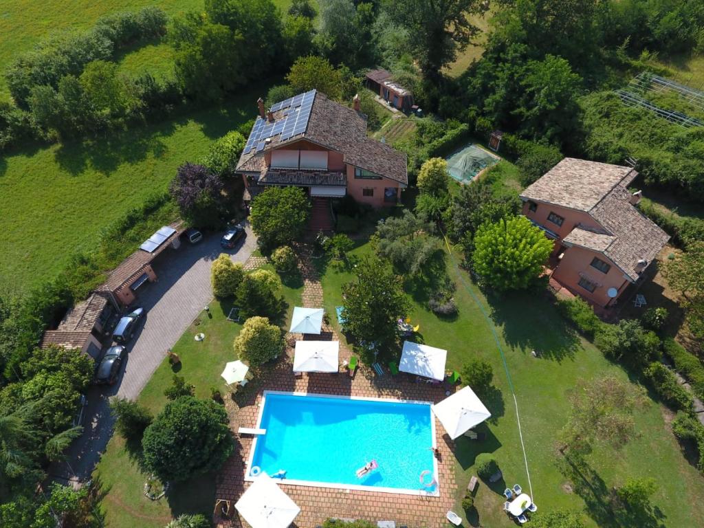 vista aerea di una casa con piscina di B&B Villa il Noce a Picinisco
