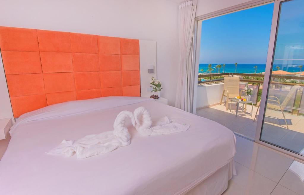 Ліжко або ліжка в номері Marlita Beach Hotel Apartments