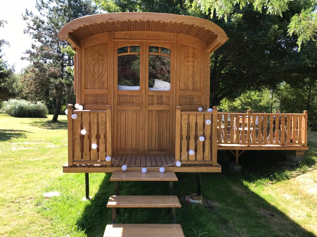 - un kiosque en bois dans une cour avec des escaliers dans l'établissement Domaine des Z'Ailés, à Saint-Florent-des-Bois