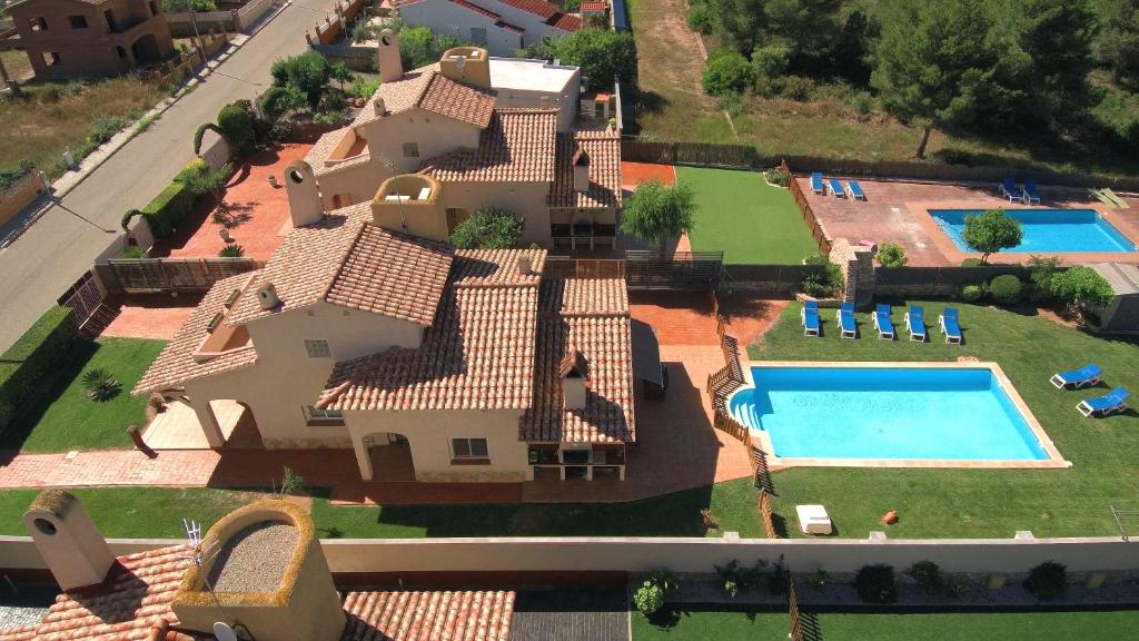 una vista aérea de una casa con piscina en Casa Neus Barà, en Roda de Bará